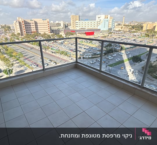 מרפסת נקייה עם נוף לעיר